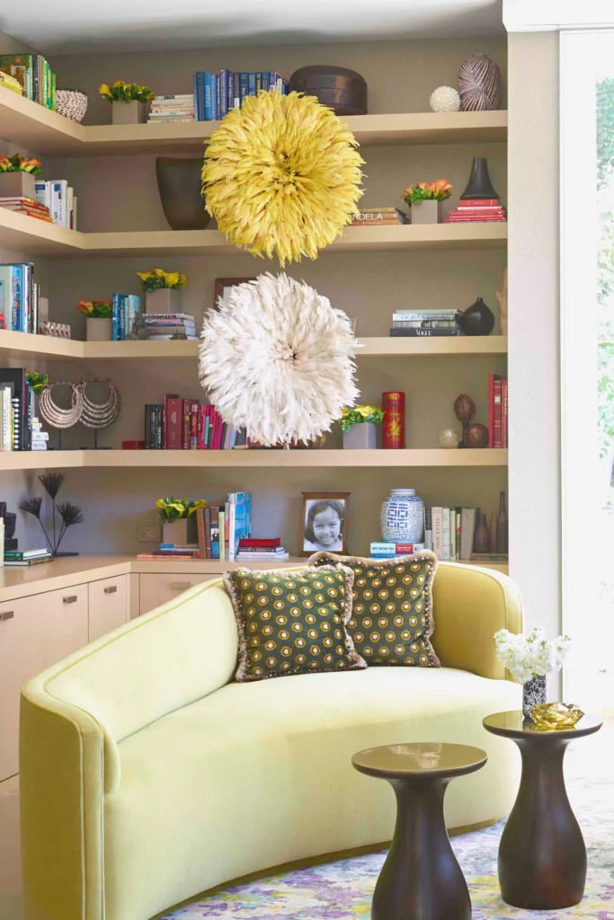 Bright flowers add visual relief to modern shelves.